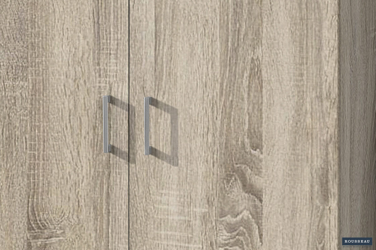 Close-up van Opbergkast 'Ray' 2 deuren en 4 legplanken Sonoma (1c) met twee deuren met lichte houtnerf, metalen handgrepen en een zichtbaar "ROUSSEAU" label rechtsonder. Houtstructuur en schaduwen van handgrepen zijn duidelijk.