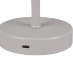 Een close-up van de voet van de REALITY Tafellamp JEFF, een grijze lamp met een USB-C oplaadpoort.