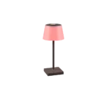De Reality Tafellamp Sanchez heeft een modern ontwerp met een roze lampenkap, zwarte steel en vierkante zwarte voet tegen een effen witte achtergrond.