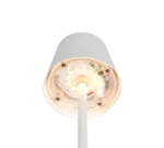 Close-up van de onderkant van de Reality Tafellamp Diaz LED-lamp met blootliggende printplaat en oplichtende lampjes, gemonteerd op een witte paal tegen een witte achtergrond.