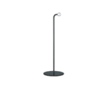 De Reality Tafellamp i is een strakke, moderne zwarte lamp met een ronde voet en een rechtopstaande stang met een afgerond haakontwerp aan de bovenkant.