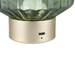 Close-up van de REALITY Tafellamp LORD, met de goudmetallic basis met een kleine ronde knop en USB-C poort, met daarbovenop groen getint, facetgeslepen glas.