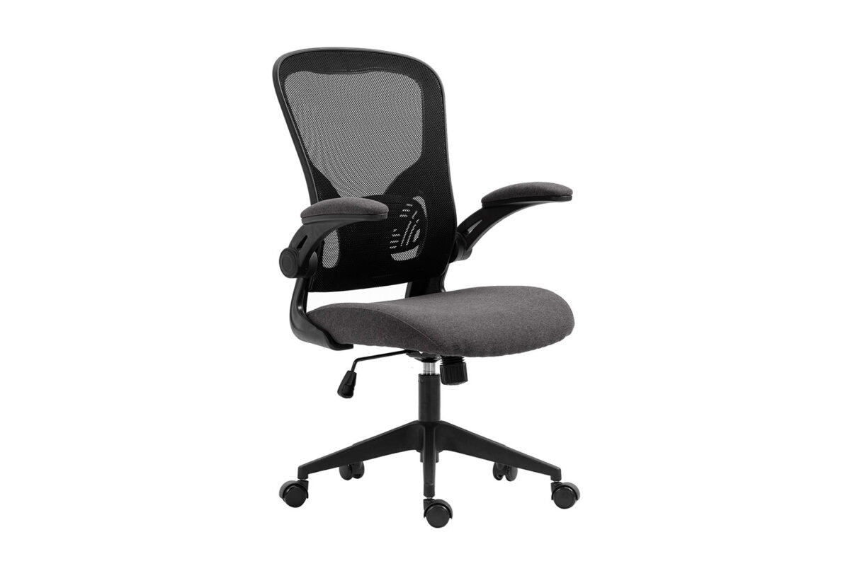 De Bureaustoel 'Marcos' Mesh Zwart/Grijs (1c) is een zwarte bureaustoel met een rugleuning van netstof, een grijze zitting met kussens, ergonomische lendensteun, verstelbare gepolsterde armleuningen en een onderstel met vijf wielen.
