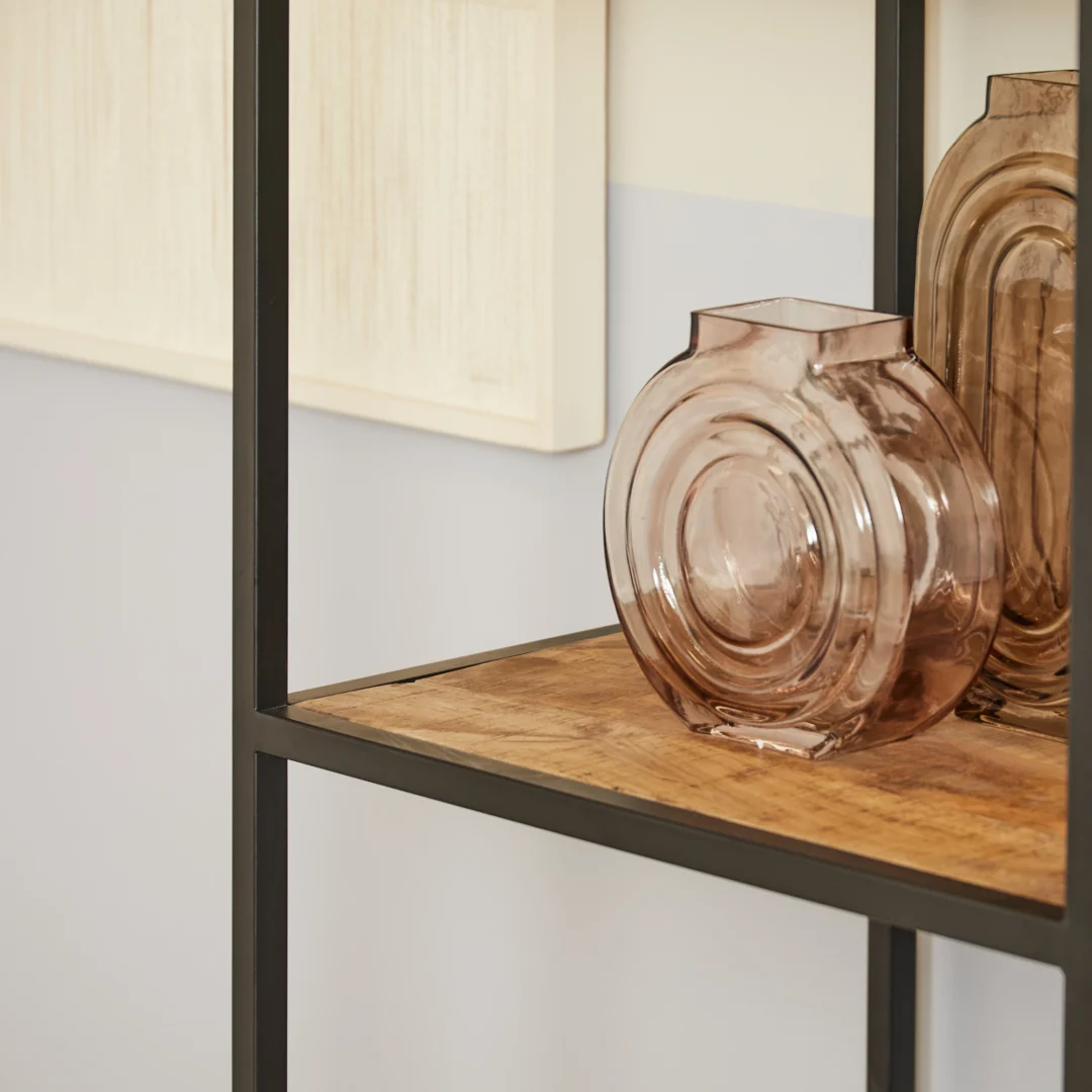 De REALITY Tafellamp PLANET is een moderne witte lamp met kruisende ringen die op Saturnus lijken, gemonteerd op een ronde voet.