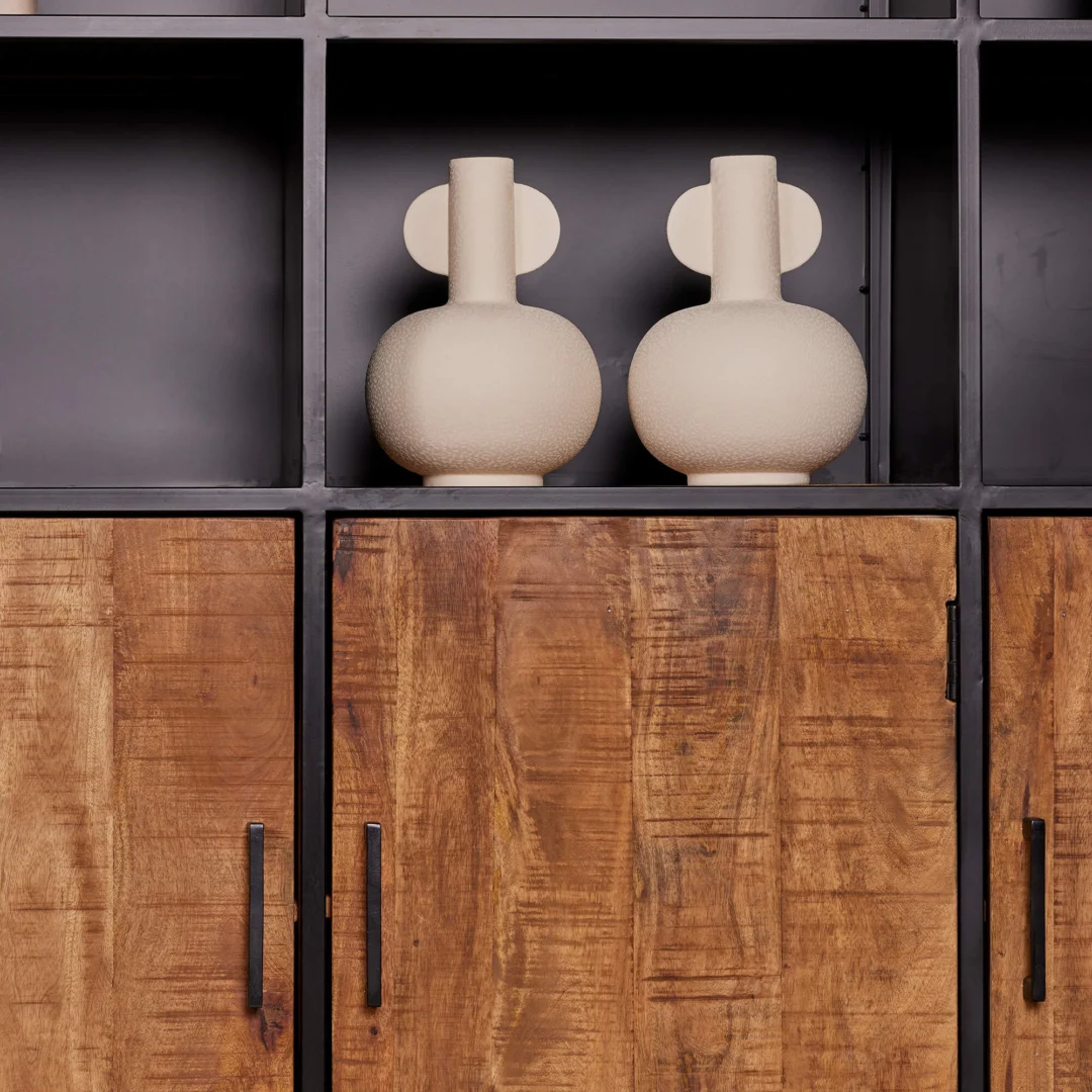 De REALITY Tafellamp INGO is een moderne, sculpturale tafellamp met een zwarte voet en abstracte draaiende lus met geïntegreerde LED-verlichting langs de rondingen. Het netsnoer komt uit de voet van de lamp.