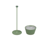 Een moderne groene Reality SUAREZ Tafellamp met een slanke standaard en ronde basis staat naast een bijpassende groene ronde plantenbak met geribbelde zijkanten en een zilveren binnenrand.