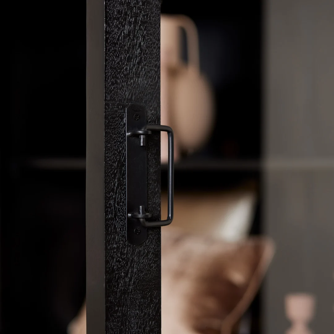 De Reality Tafellamp FUNGO, een moderne witte paddestoelvormige tafellamp, staat naast een ronde zwarte oplaadpad met een kabel, beide weergegeven op een witte achtergrond.