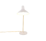 De TRIO Tafellamp Traveller is een moderne witte bureaulamp met een conische kap, slanke gouden voet en ronde voet. Afgebeeld verlicht met het netsnoer naar links.