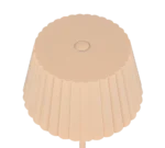 De Reality Tafellamp Suarez is een beige, geribbelde, cupcakevormige lamp met geschulpte randen en een centrale ronde knop, van bovenaf afgebeeld op een witte achtergrond.