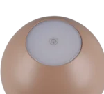 Een close-up van de Reality Tafellamp Ricardo, een ronde, beige lamp met een witte ronde bovenkant met een symbool van een aan/uit-knop in het midden.