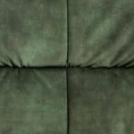 Close-up van de Fauteuil Lucas - Fluwelen Mosgroen. De zachtgroene fluwelen bekleding is verdeeld in vier delen met naden die in het midden samenkomen en lichte plooien langs de stiksels.