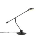 De TRIO Manduro Tafellamp is een moderne zwarte bureaulamp met een verstelbare arm en een ronde voet die schuin opzij staat en ingeschakeld een warm licht werpt vanuit de ronde kap.