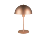 De TRIO Tafellamp Nola is een moderne tafellamp met een metalen koepelvormige kap en ronde voet in een warmkoperen afwerking, gefotografeerd op een witte achtergrond.
