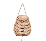 De REALITY Tafellamp JEAN is een koepelvormige, geweven tafellamp met een handvat en een lus aan de bovenkant. De lamp is gemaakt van natuurlijke materialen, heeft een open kriskraspatroon en een afgeronde onderkant voor een stijlvolle touch.