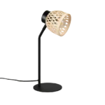 Moderne kantoorruimte met groot houten bureau, computers, blauw tapijt, glazen wanden en verschillende Workliving Projectas V1 Mesh Black Edition ergonomische bureaustoelen (N)EN 1335 op wieltjes.