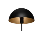 De TRIO Tafellamp Nola heeft een moderne matzwarte, koepelvormige kap met een gouden binnenkant en een slanke zwarte steel, tegen een witte achtergrond.