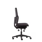 Zijaanzicht van de Workliving Werkstoel WS Klasse Black Edition Comfort (N)EN 1335 ergonomische bureaustoel met zachte zitting en rugleuning, verstelbare armleuningen en een onderstel met vijf wielen, geïsoleerd op een witte achtergrond.