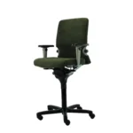 De Refurbished Baliestoel Comforto 77 Regain Groen Hoog is een ergonomische groene bureaustoel (N)EN 1335, met verstelbare armleuningen en een zwart onderstel met vijf wielen, afgebeeld tegen een witte achtergrond.