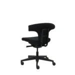 De Workliving T-Bone Black Edition Zwart ergonomische bureaustoel (N)EN 1335 heeft een modern armloos ontwerp, een gebogen rugleuning en vijf wielen, van achteren gezien tegen een witte achtergrond.