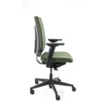 De Workliving Eva Comfort Groen Regain - Bureaustoel Ergonomisch (N)EN 1335 is een groene ergonomische bureaustoel met verstelbare armleuningen, zit- en rugkussens, zwart onderstel met vijf wielen en zichtbare hendels, afgebeeld in zijaanzicht op een witte achtergrond.