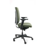 De Workliving Eva Comfort Groen Regain - Bureaustoel Ergonomisch (N)EN 1335 is een groene ergonomische bureaustoel met verstelbare armleuningen, zit- en rugkussens, zwart onderstel met vijf wielen en zichtbare hendels, afgebeeld in zijaanzicht op een witte achtergrond.