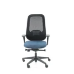 De Workliving Nora Mesh Blauw Regain - Bureaustoel Ergonomisch Design NEN1335 heeft een rugleuning van zwart gaas, verstelbare armleuningen, een blauw kussen op de zitting en een onderstel met vijf wielen, tegen een effen witte achtergrond.