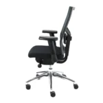 De refurbished Bureaustoel Zuidas-Special V2 Ergonomisch Design Zuidas (N)EN 1335 is een moderne zwarte bureaustoel met verstelbare armleuningen, ergonomische rugleuning en een verchroomd onderstel met vijf wielen, afgebeeld zijaanzicht op wit.