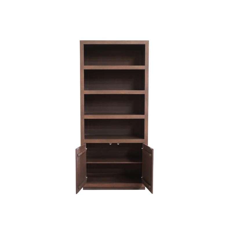 De Boekenkast Brussel Walnut | 90 cm is een hoge houten boekenkast met vier open planken en een tweedeurskast aan de onderkant, afgebeeld met de deuren open tegen een effen witte achtergrond.