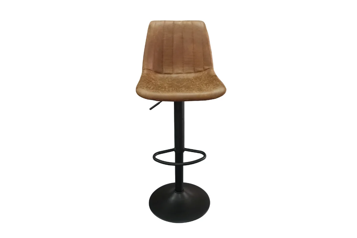 Barstoel 'Barcelona' PU Ote Topper 02 Cognac, een bruine barkruk met kussens en verticale stiksels, zwart metalen voetstuk en ronde voetsteun, afgebeeld tegen een witte achtergrond (2 per doos).