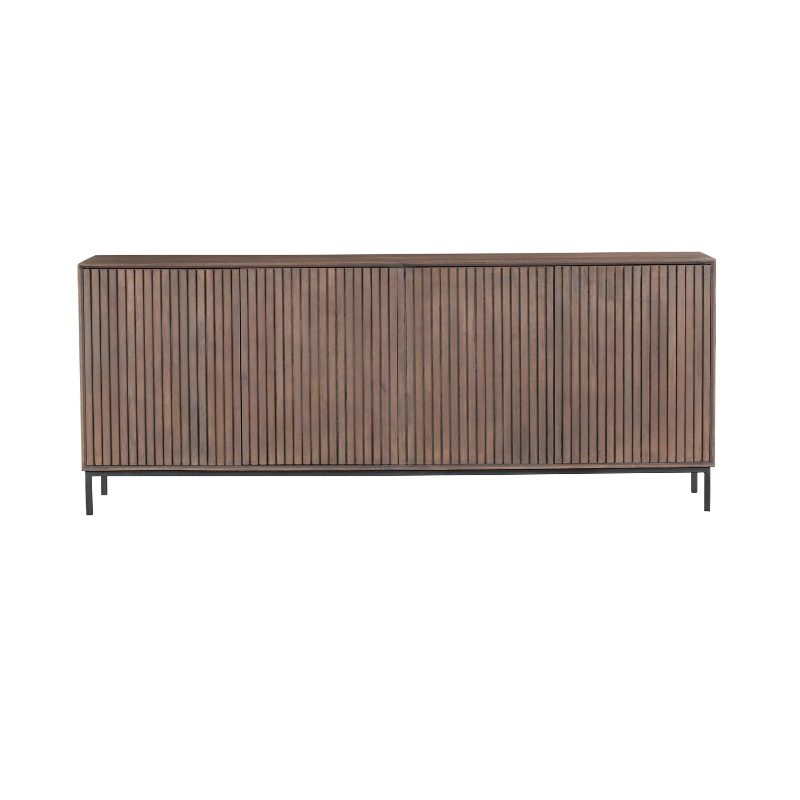 De Dressoir Madison Walnoot (210 cm) is een modern houten dressoir met een donkerbruine lattenfront en zwarte metalen poten, afgebeeld tegen een witte achtergrond.