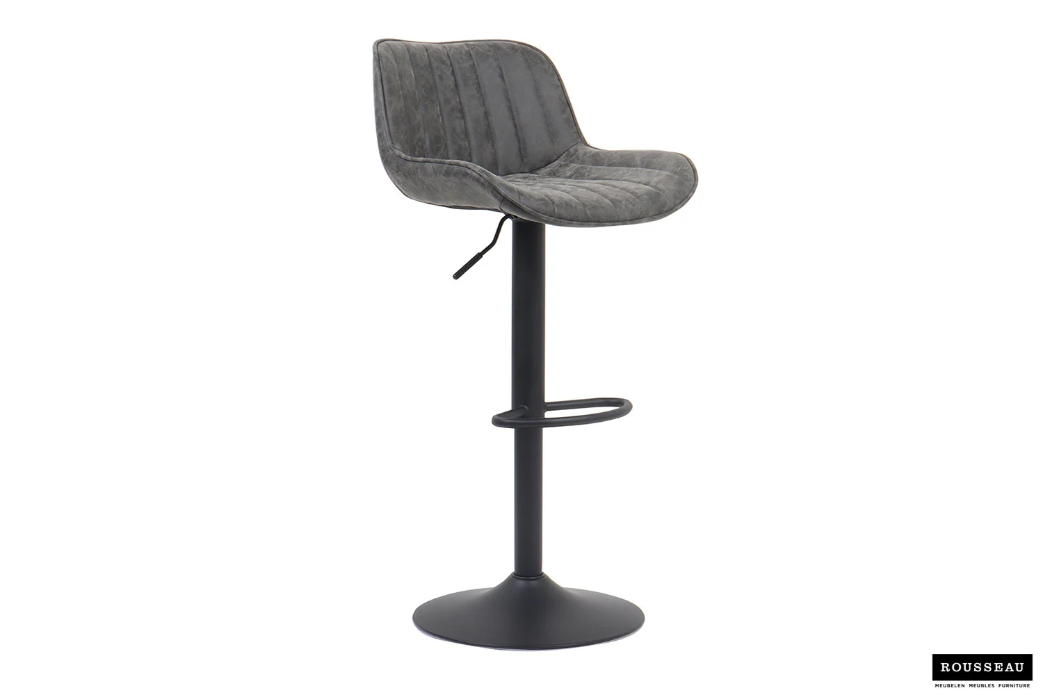 Barstoel 'Fenna' PU Grijs: Set van 2 moderne barkrukken met zwart metalen onderstel, voetsteun en gecapitonneerde gebogen grijze PU-zittingen met verticale stiksels. In hoogte verstelbaar via hendel onder de zitting.