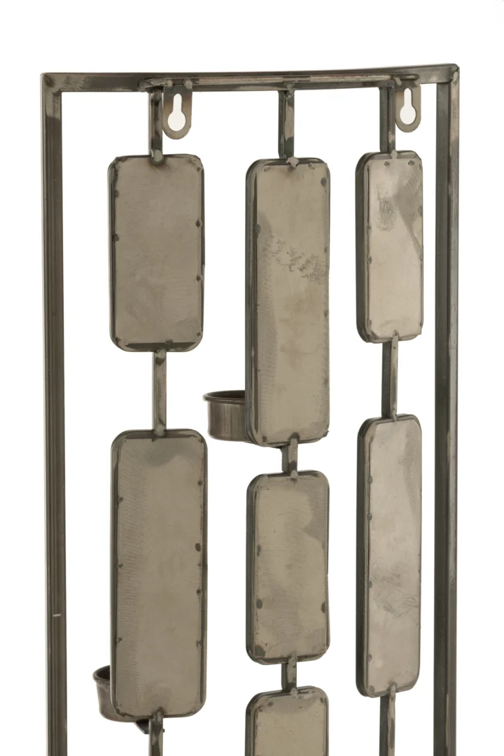 Een close-up van de Wanddecoratie Theelichthouder Metaal/Spiegel Grijs Klein, met een metalen rechthoekig frame met verticaal geplaatste, gespiegelde platen die met elkaar verbonden zijn en twee haken aan de bovenkant voor eenvoudige bevestiging aan de muur.