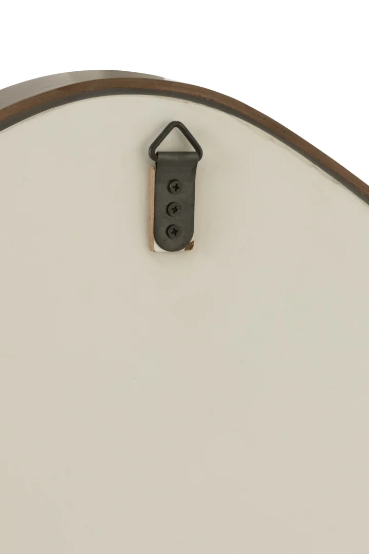 Close-up van de achterkant van de Hanging Mirror Abstract Mirror/MDF Dark Brown Large, met een metalen zaagtandhanger die vastzit met twee schroeven bij de bovenrand, tegen een effen achtergrond.
