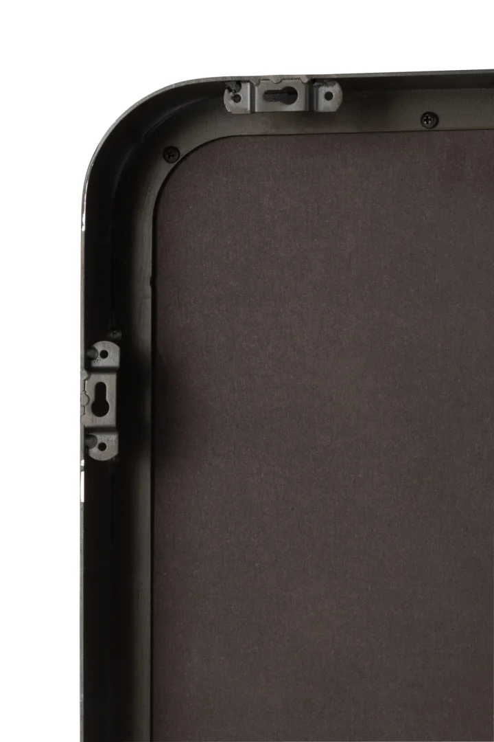 Close-up van de achterkant van de Mirror Markus Metal/Glass Black S, met de randen en metalen ophangmateriaal voor bevestiging aan de muur. De achtergrond is effen en neutraal.