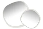 Two Wall Mirror Round Metal/Glass White Grote stukken, met overlappende, organische asymmetrische vormen en minimalistische witte kaders, worden tegen een effen achtergrond tentoongesteld.