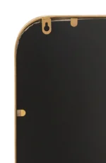 Close-up van de achterste hoek van het frame Mirror Mona Rectangle Iron/Glass Gold, met de gouden rand, ophangmateriaal en metalen clips om de achterkant vast te zetten.