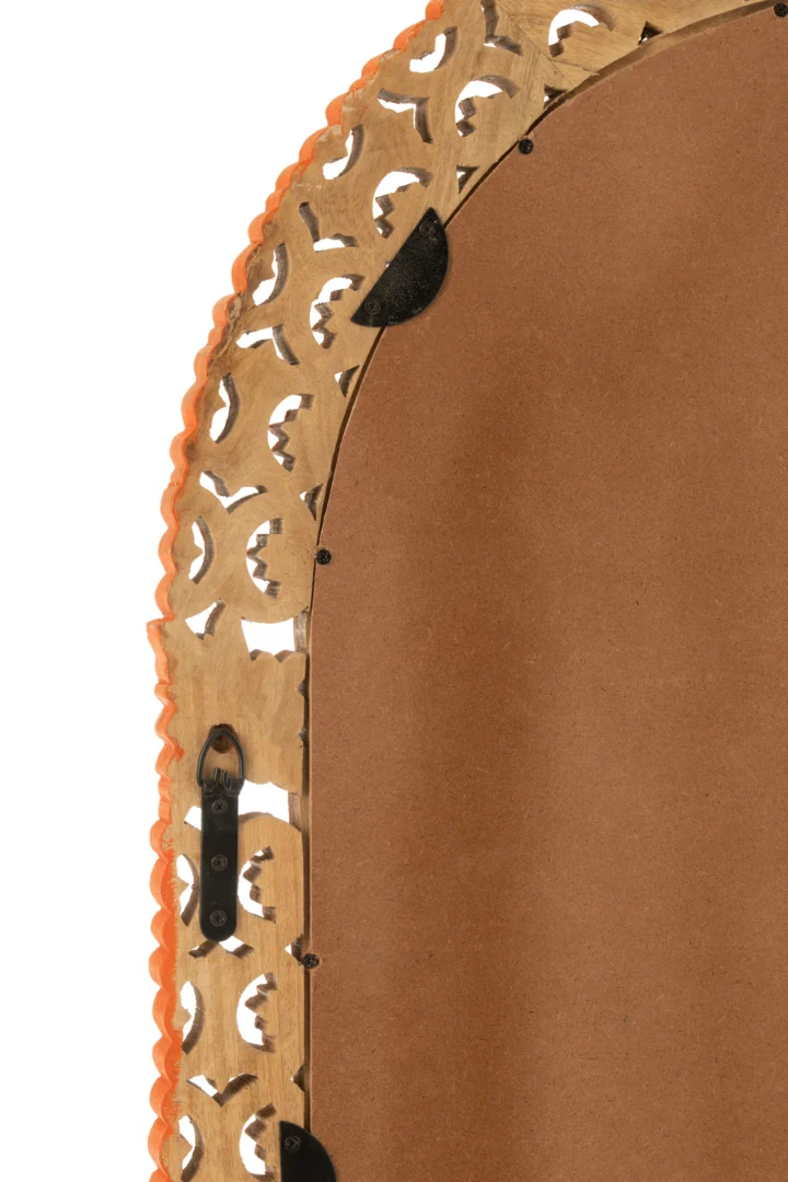 Close-up van de achterkant van de Mirror Carved Mumbai Mango Wood Mix, met een sierlijk houten frame met decoratieve uitsparingen, oranje randdetails, metalen ophangmateriaal en een bruine achterplank.