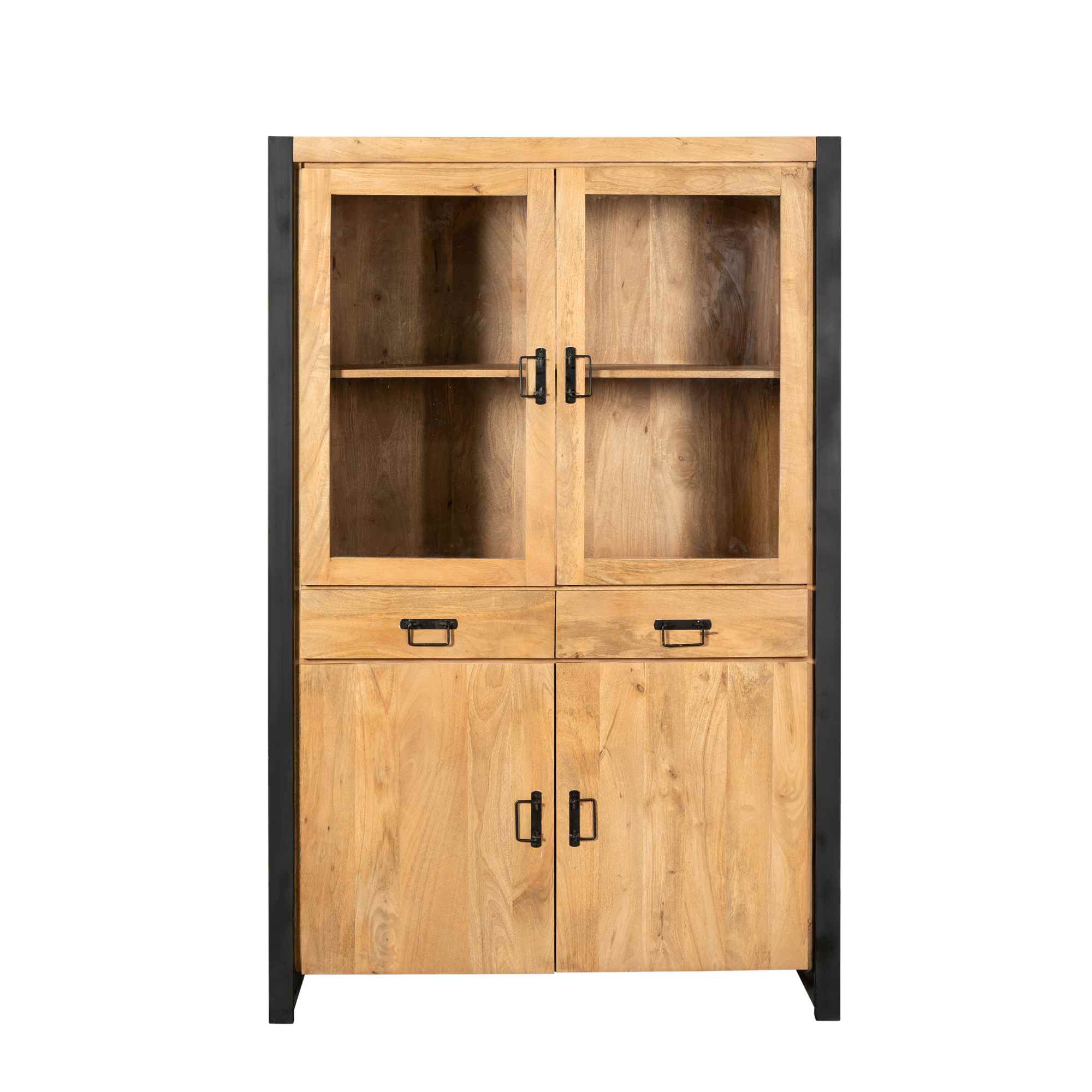 De Vitrinekast Boaz 115 cm is een houten kast met een zwart metalen frame, twee glazen bovendeuren, twee middelste houten laden en twee onderste massief houten deuren, allemaal voorzien van metalen handgrepen.