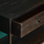 Een close-up van de Sidetable Denver Zwart met 2 laden laat de textuur en nerf van het donkere hout zien, met een gedeeltelijk open lade met een eenvoudige rechthoekige handgreep.
