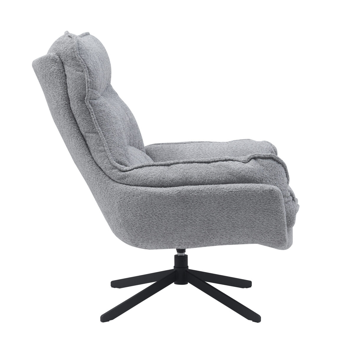 De Fauteuil Vera Lichtgrijs is een moderne gestoffeerde loungestoel met kussens in de zitting en rugleuning, van de zijkant gezien, met een zwarte vijfpotige draaivoet.