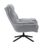 De Fauteuil Vera Lichtgrijs is een moderne gestoffeerde loungestoel met kussens in de zitting en rugleuning, van de zijkant gezien, met een zwarte vijfpotige draaivoet.