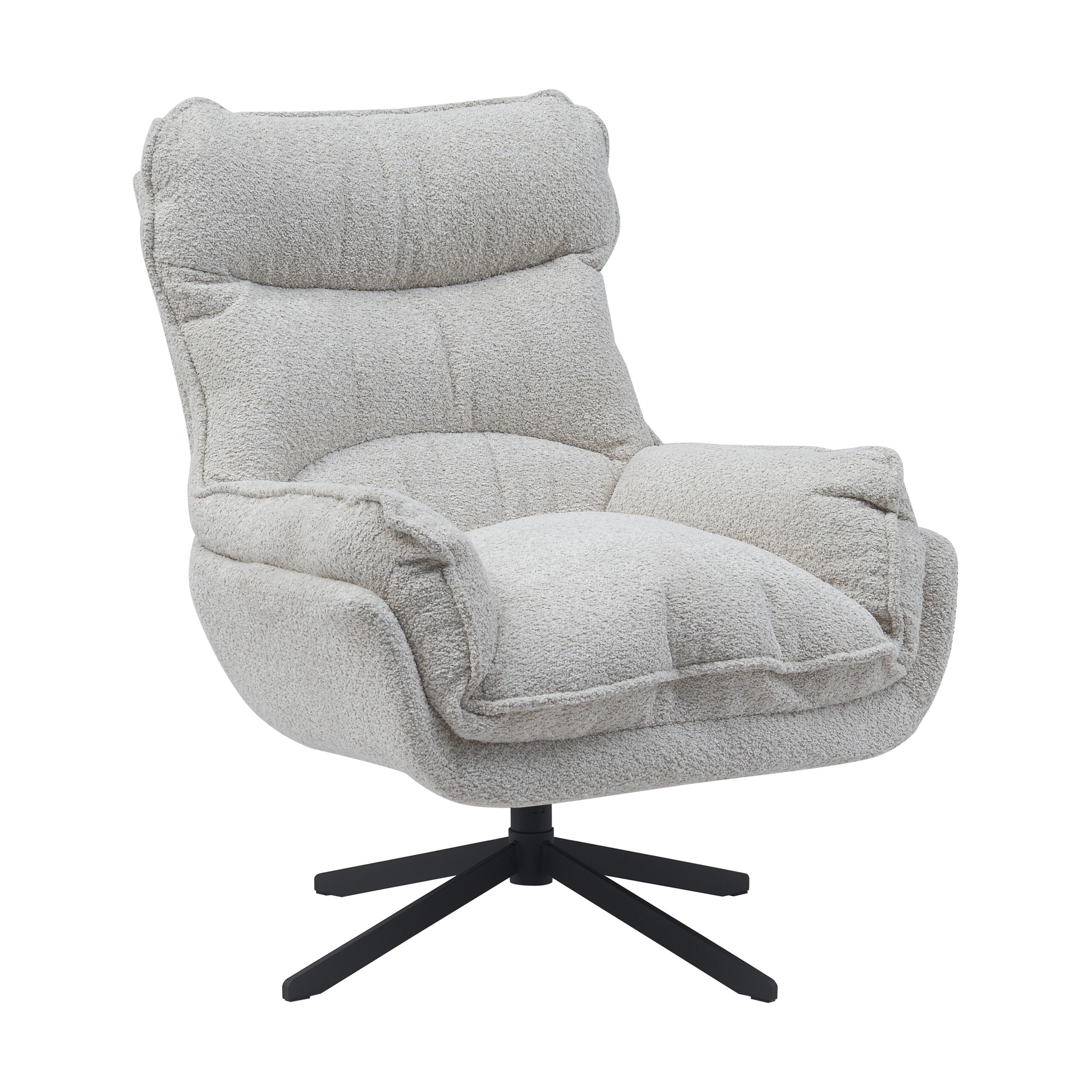 De Fauteuil Vera Off White is een moderne loungestoel met een pluche bekleding in gebroken wit, een rugleuning en zitting met kussens en een zwart metalen draaivoet met vier poten.