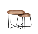 De Mirrors and More Bijzettafel JETTE set bestaat uit twee ronde nesttafels met een licht houten blad en zwarte metalen poten. De kleinere tafel kan gedeeltelijk onder de grotere tafel worden geschoven voor handig opbergen.