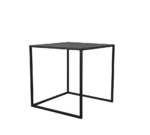 De Mirrors and More Bijzettafel JUDY is een moderne, minimalistische zwarte vierkante bijzettafel met een dun metalen frame en een open, geometrisch onderstelontwerp.