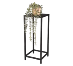 De Mirrors and More Bijzettafel VERONIKA, een zwart metalen plantenstandaard, houdt een potplant met trapsgewijze groene ranken voor een moderne, minimalistische display.