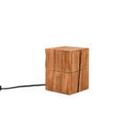De TRIO Tafellamp TREASURE is een kleine, moderne houten kubuslamp met een zichtbaar netsnoer, ontworpen met vier segmenten gescheiden door diagonale sneden.