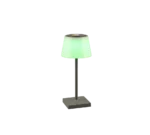 De Reality Tafellamp Sanchez heeft een gloeiend groene lampenkap, een slanke metalen steel en een rechthoekige voet, geïsoleerd op een witte achtergrond.