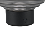 Close-up van de zwarte cilindervormige basis van de REALITY Tafellamp EARL met een USB-C poort en een kleine ronde indicator, met daarbovenop een transparant gedeelte.