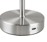 Close-up van de voet van de REALITY Tafellamp JEFF, met de geborstelde metalen afwerking, een USB-C poort en een klein indicatielampje aan de zijkant.