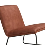 De Fauteuil James - Velvet Roest heeft een modern ontwerp met een roestkleurige fluwelen beklede zitting en rugleuning, ondersteund door slanke zwarte metalen poten. Afgebeeld in een close-up zijaanzicht tegen een witte achtergrond.